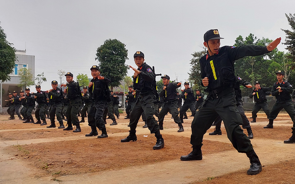 Cán bộ, chiến sĩ Phòng Cảnh sát cơ động, Công an tỉnh huấn luyện nâng cao.