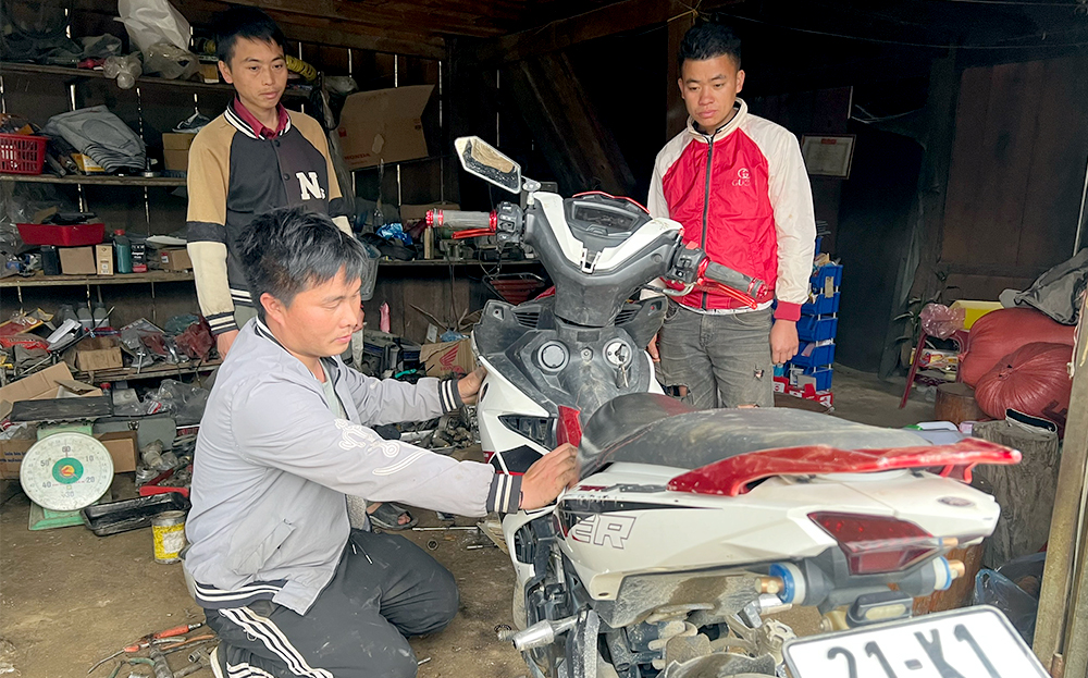 Cửa hàng sửa chữa xe máy của anh Chớ A Hảng ở thôn Sáng Pao, xã Xà Hồ với lượng khách ổn định, cho thu nhập từ 5 - 6 triệu đồng/tháng.