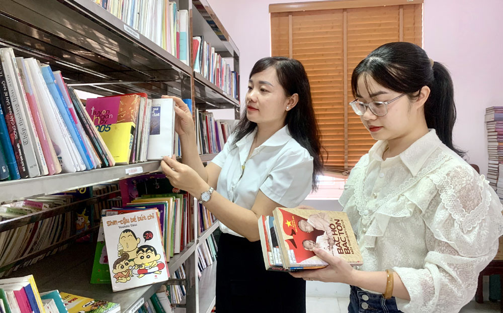 Cán bộ Thư viện thị xã Nghĩa Lộ chuẩn bị sách cho lễ ra mắt tủ sách 