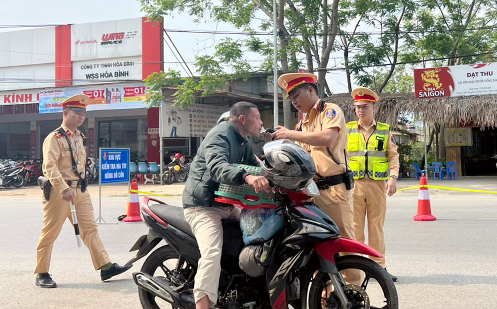 Lực lượng CSGT huyện Văn Chấn kiểm tra nồng độ cồn của người tham gia giao thông.