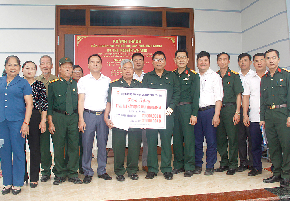 Hội HTGĐLS tỉnh Yên Bái, lãnh đạo UBND huyện Yên Bình, xã Vĩnh Kiên trao tiền hỗ trợ cho gia đình ông Nguyễn Văn Viện.