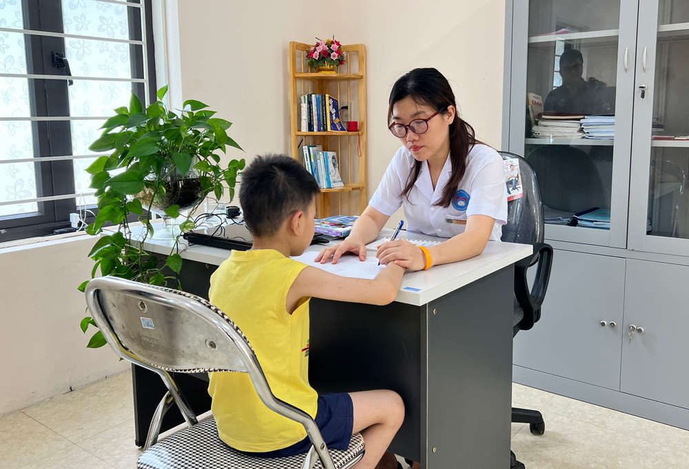 Thạc sĩ tâm lý Nguyễn Thị Sơn thực hiện trị liệu tâm lý cho trẻ tự kỷ.