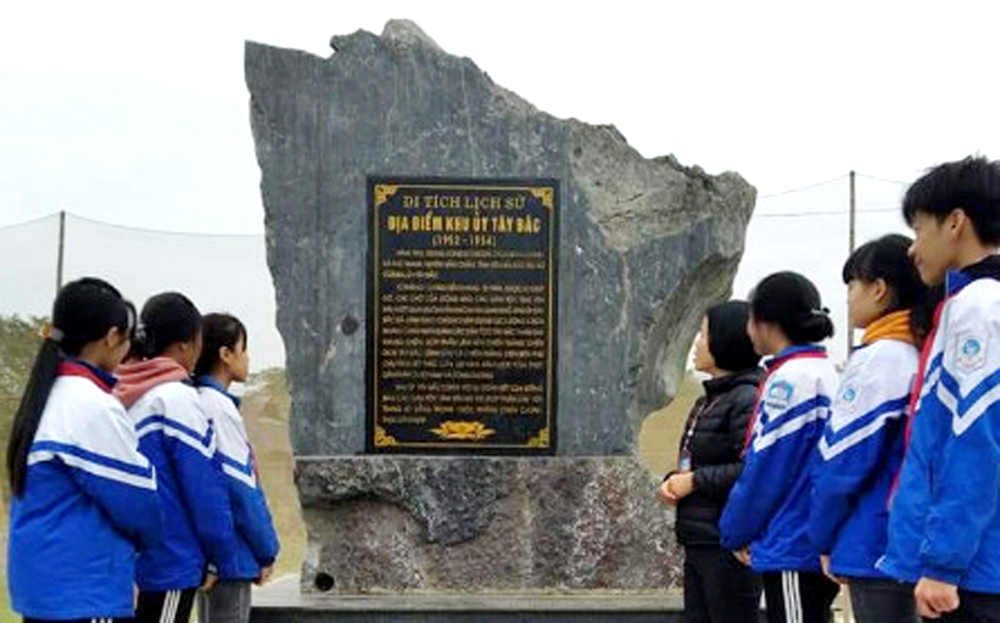 Nhiều trường học trên địa bàn thị xã Nghĩa Lộ tổ chức các tiết học ngoại khóa tại Di tích lịch sử Khu ủy Tây Bắc.