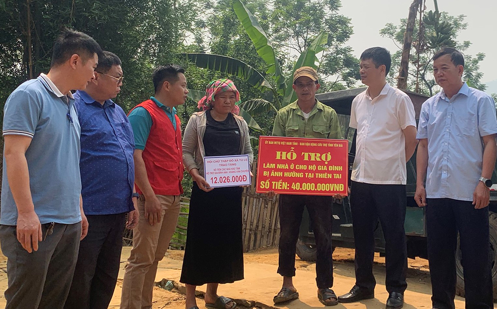 Ủy ban Mặt trận Tổ quốc Việt Nam huyện Văn Chấn trao tiền hỗ trợ làm nhà cho gia đình ông Hoàng Văn Chuyên, thôn Phạ Trên, xã Tú Lệ.