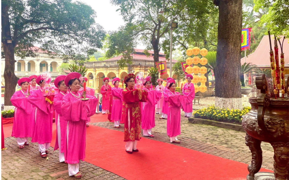 Các đoàn đại biểu và nhân dân thực hiện nghi thức dâng hương tưởng niệm Đức vua Lý Thái Tổ.