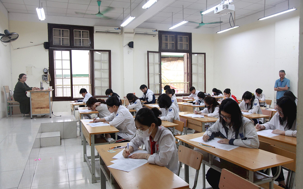 Học sinh Hà Nội làm bài khảo sát chuẩn bị cho kỳ thi tốt nghiệp THPT năm 2024.