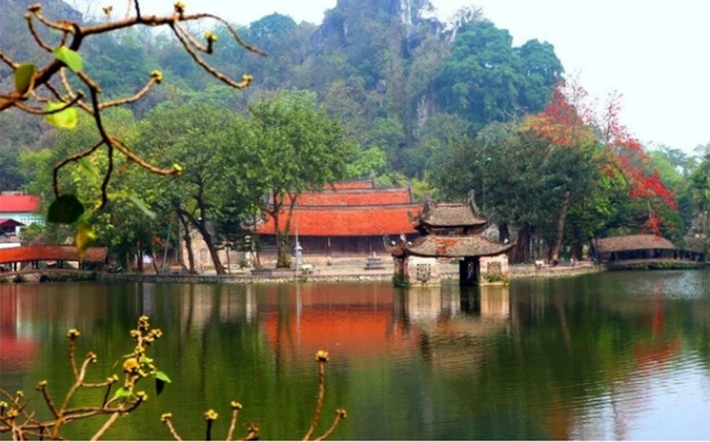 Chùa Thầy ở xã Sài Sơn, Quốc Oai, Hà Nội là danh thắng nổi tiếng.