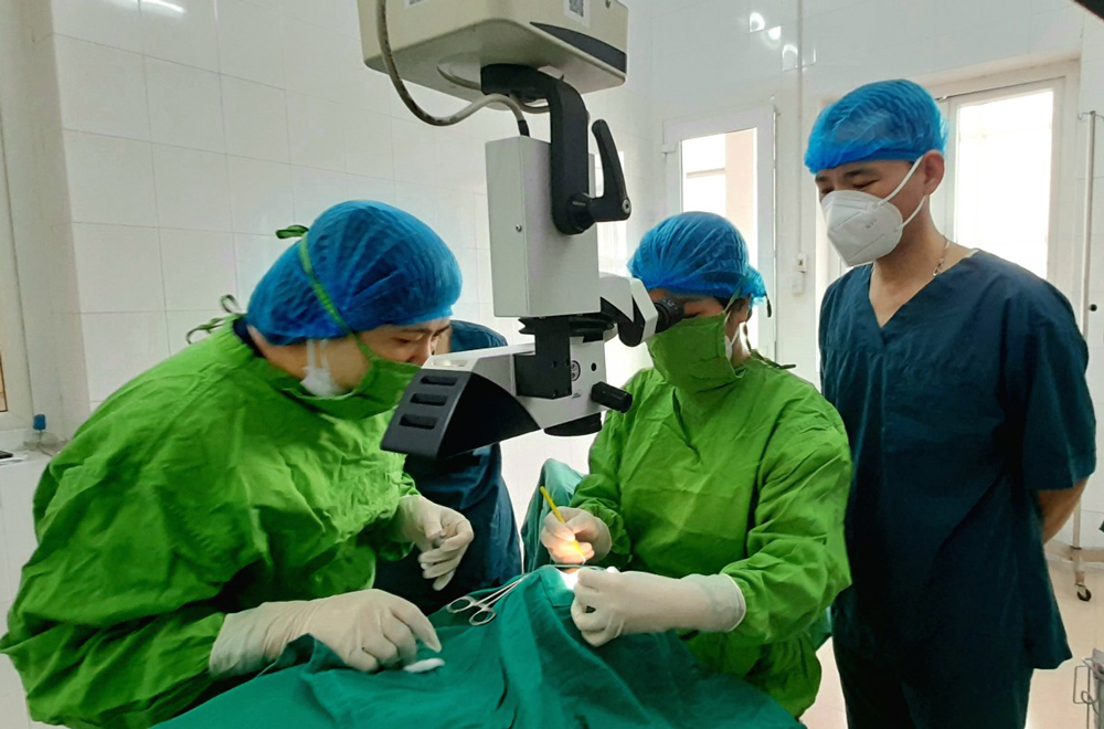 Bác sĩ Bệnh viện Đa khoa tỉnh chuyển giao kỹ thuật mổ mộng cho đội ngũ bác sĩ Trung tâm Y tế thành phố Yên Bái.