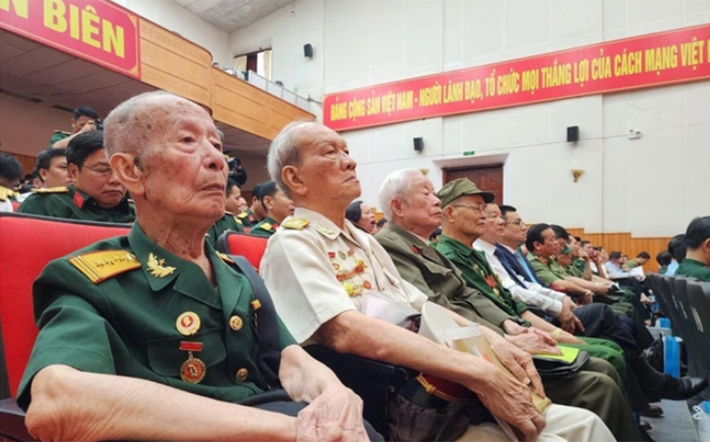Những cựu chiến binh Chiến dịch Điện Biên Phủ tham dự hội thảo vào ngày 11-4