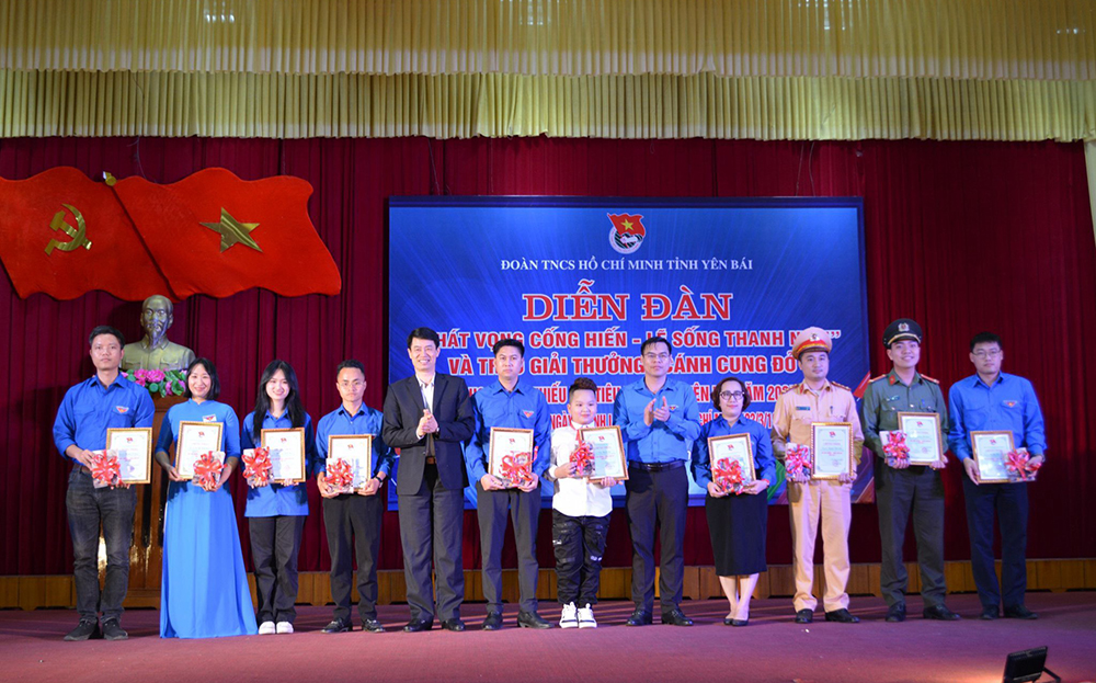 Cô giáo Lê Thị Bích Thủy (thứ 2, bên trái) tại lễ tuyên dương thanh niên tiên tiến làm theo lời Bác và nhận giải thưởng “Cánh cung đỏ” năm 2024.
