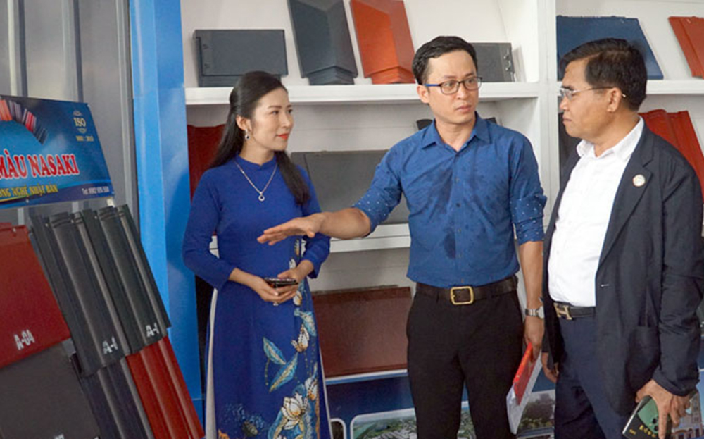 Bà Nguyễn Thị Khuyên - Giám đốc Công ty TNHH Nasaki Việt Nam giới thiệu các sản phẩm ngói của doanh nghiệp với đối tác nước ngoài.
