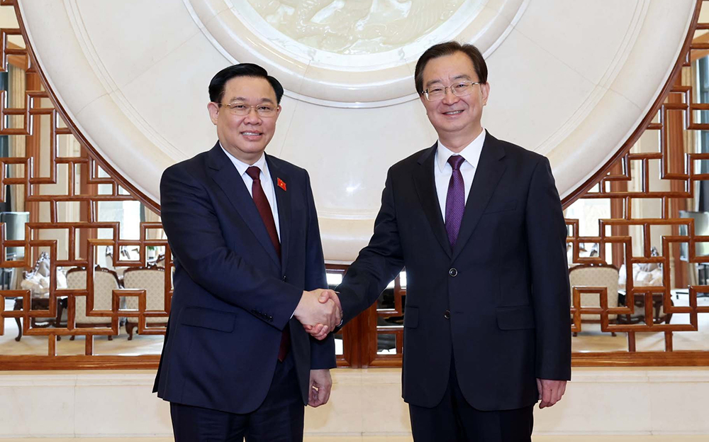Chủ tịch Quốc hội Vương Đình Huệ cùng Bí thư Tỉnh ủy, Chủ nhiệm Ủy ban Thường vụ Nhân đại tỉnh Vân Nam Vương Ninh.