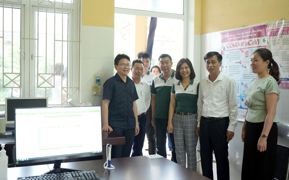 Đoàn cán bộ VietcomBank Việt Nam, VietcomBank Chi nhánh Yên Bái thăm quan Trạm Y tế xã Bảo Hưng sau khi được lắp đặt các thiết bị hỗ trợ.