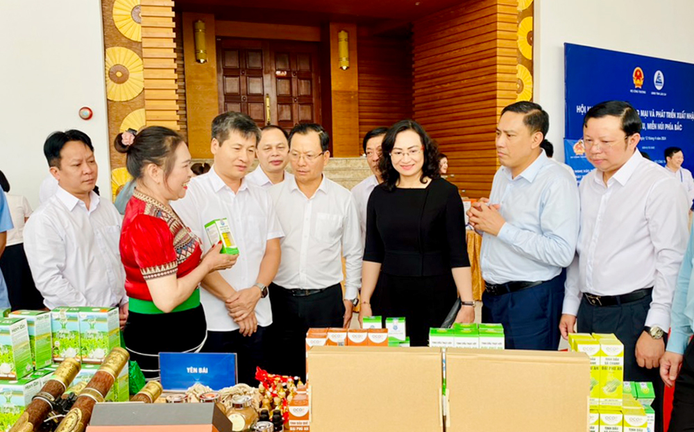 Lãnh đạo Bộ Công thương và đại biểu các tỉnh tham quan khu trưng bày giới thiệu sản phẩm của tỉnh Yên Bái.