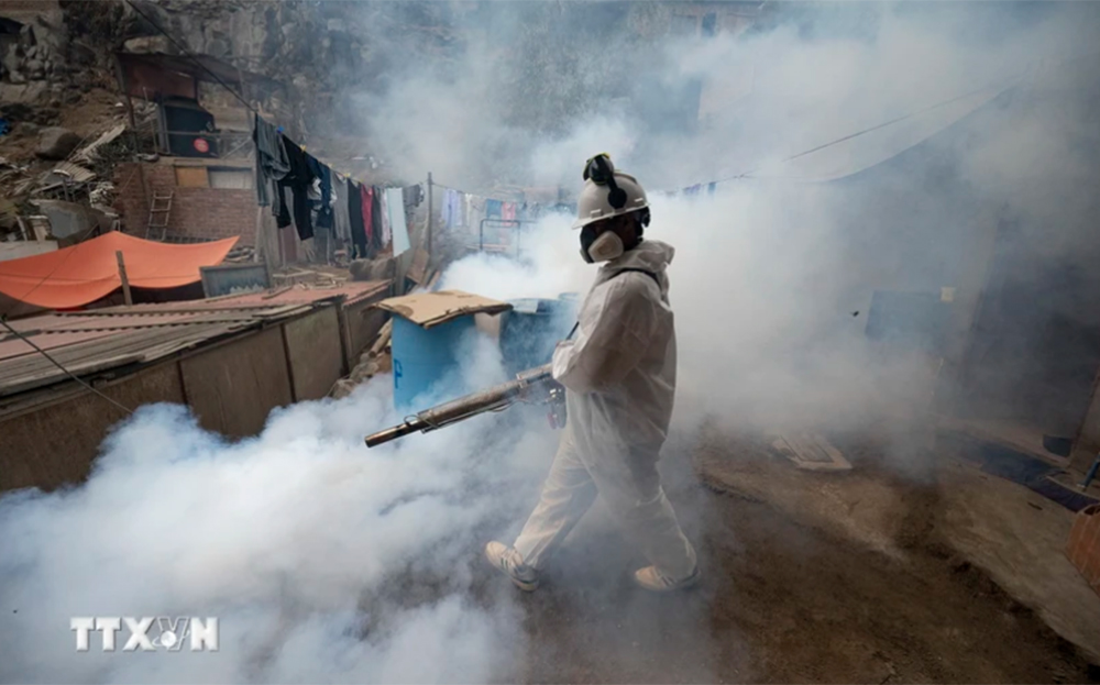 Nhân viên y tế phun thuốc diệt muỗi nhằm ngăn chặn sự lây lan của bệnh sốt xuất huyết tại San Juan de Lurigancho, Lima (Peru).