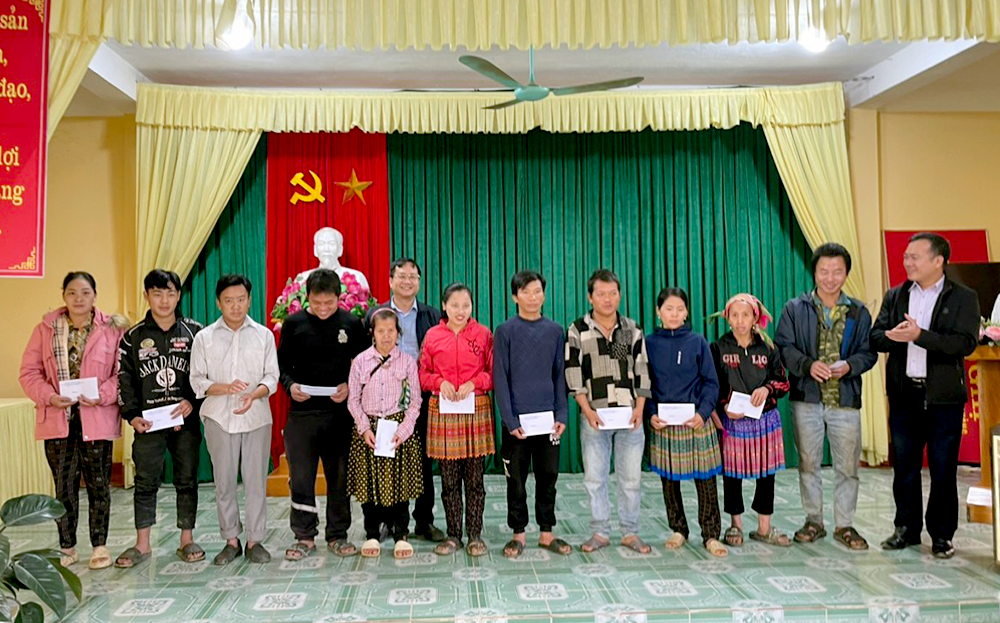 Sở Nội Vụ - đơn vị được phân công giúp đỡ xã Nà Hẩu tặng quà Tết cho các hộ nghèo.