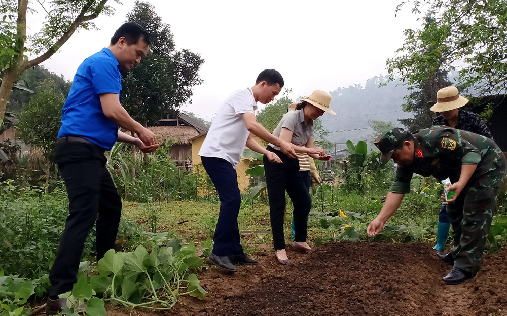Các đại biểu và đoàn viên thanh niên triển khai mô hình trồng rau phục vụ hoạt động du lịch tại xã Nà Hẩu.
