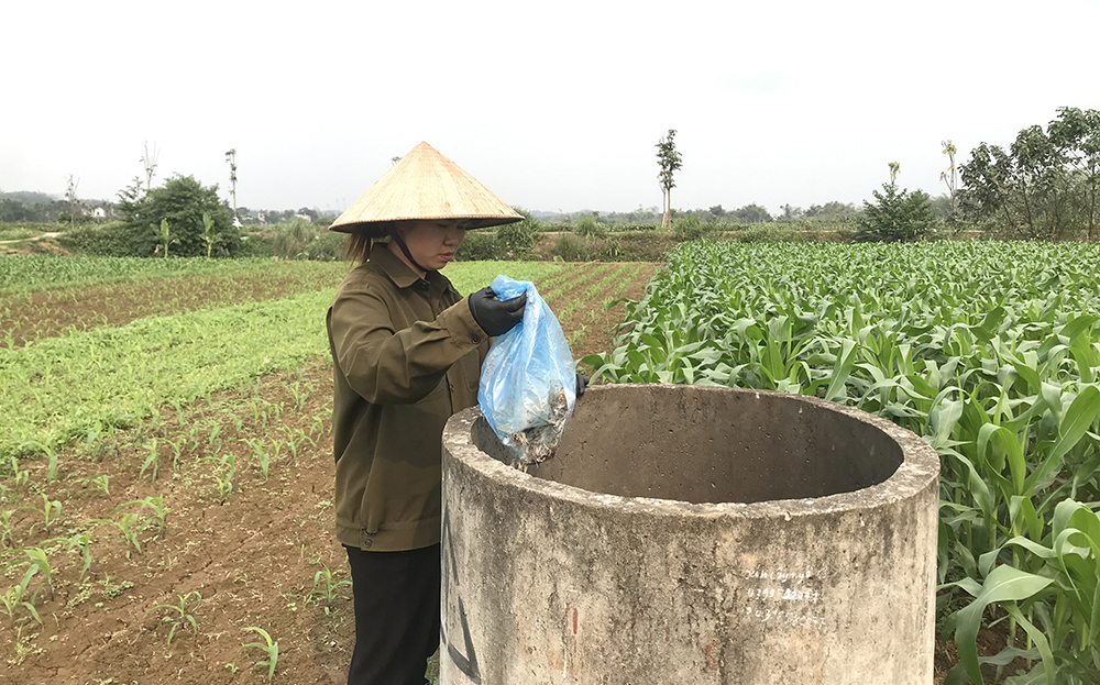 Nông dân xã Tuy Lộc bỏ túi nilon, vỏ thuốc bảo vệ thực vật vào bể thu gom.