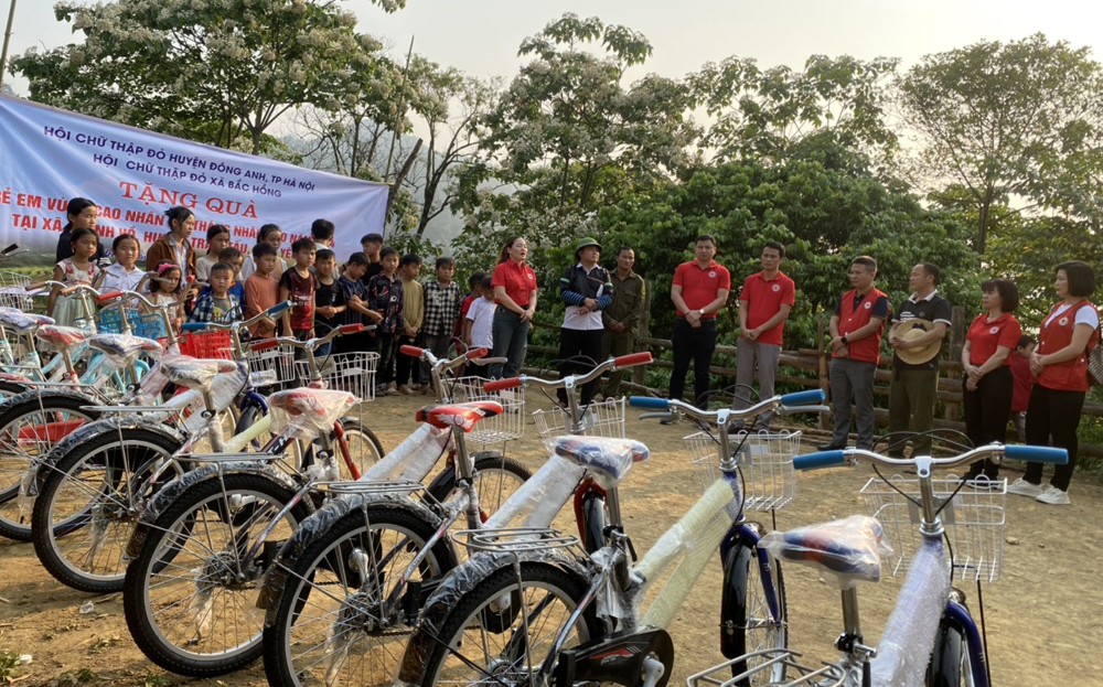 Đoàn công tác của Hội Chữ thập đỏ xã Bắc Hồng, huyện Đông Anh, thành phố Hà Nội trao xe đạp cho các em nhỏ tại thôn Chí Lư, xã Phình Hồ, huyện Trạm Tấu