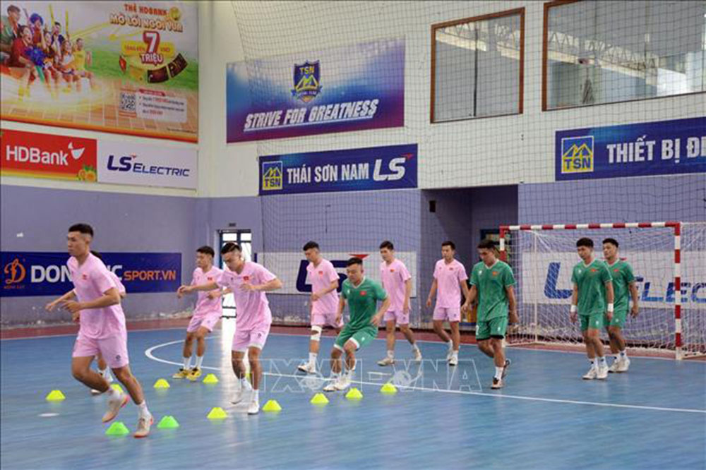 Các cầu thủ futsal Việt Nam thực hiện bài khởi động sáng 11/3/2024. Ảnh minh họa