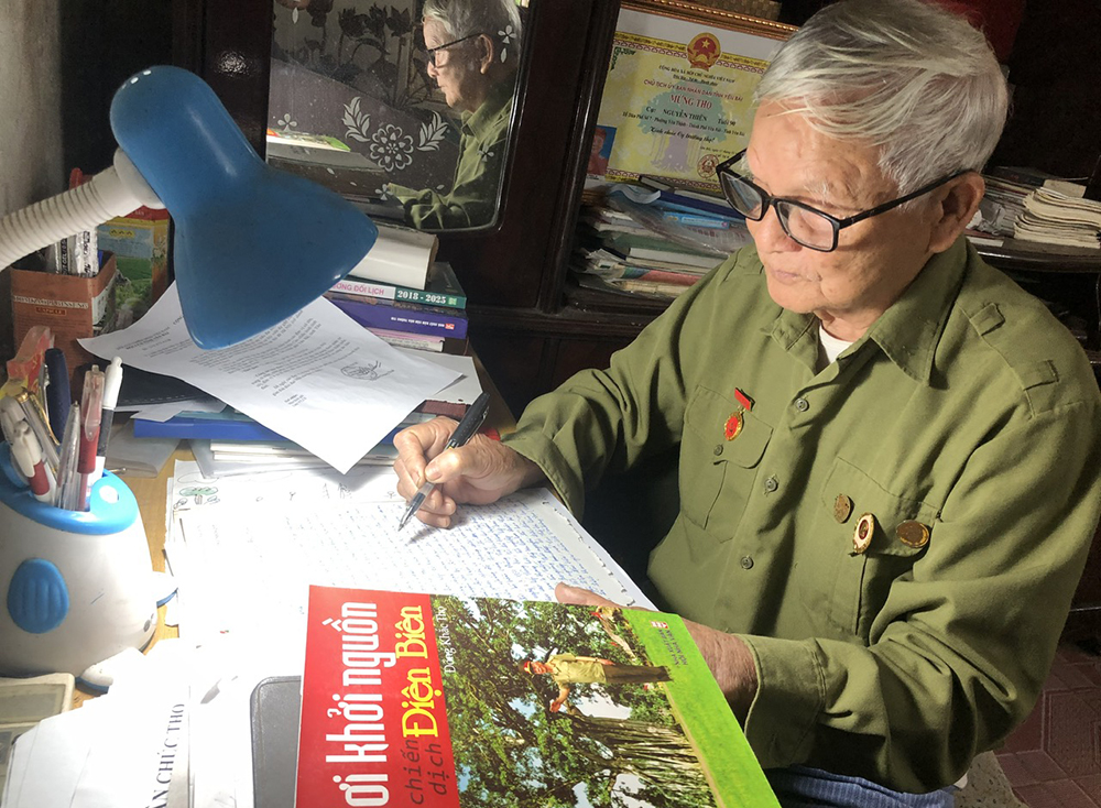 Ông Nguyễn Thiện chuẩn bị bài phát biểu cho buổi gặp mặt kỷ niệm 70 năm Chiến thắng Điện Biên Phủ tại thủ đô Hà Nội và tỉnh Điện Biên.