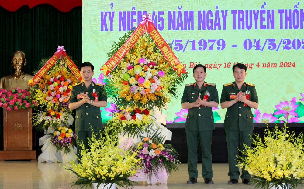 Thay mặt Đảng ủy Bộ Tư lệnh Quân khu 2, Thiếu tướng Đinh Mạnh Phác - Ủy viên BCH Đảng bộ, Phó Tư lệnh Quân khu tặng hoa chúc mừng Sư đoàn 355.