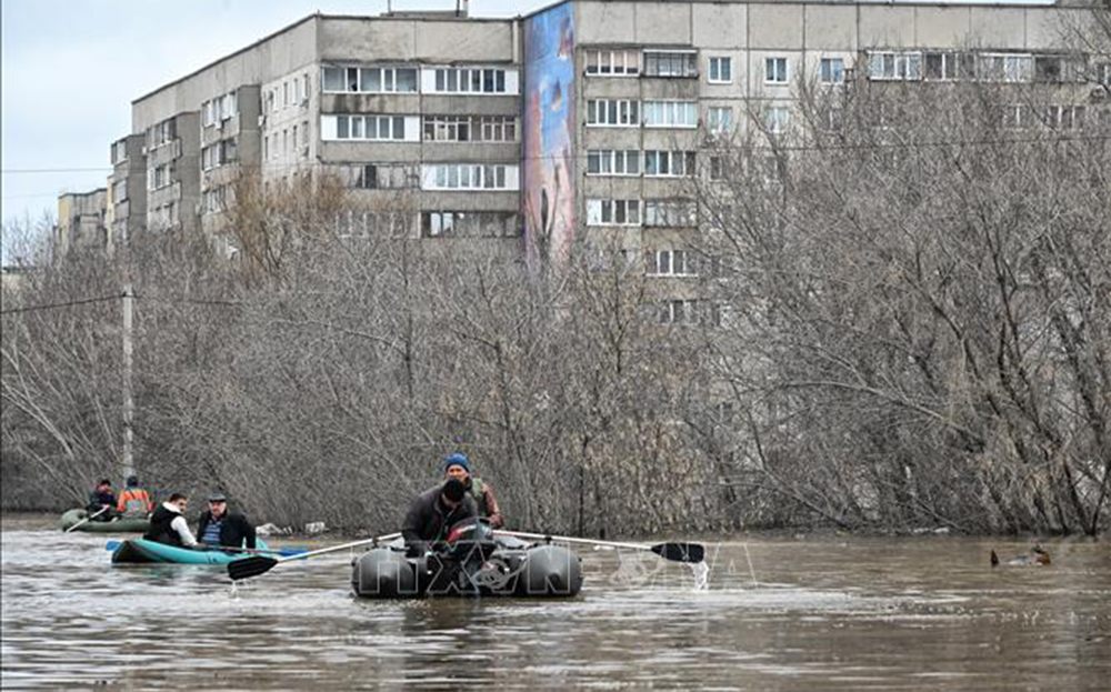 Lực lượng cứu hộ sơ tán người dân khỏi vùng ngập lụt tại Orsk, vùng Orenburg, Nga, ngày 8/4/2024.