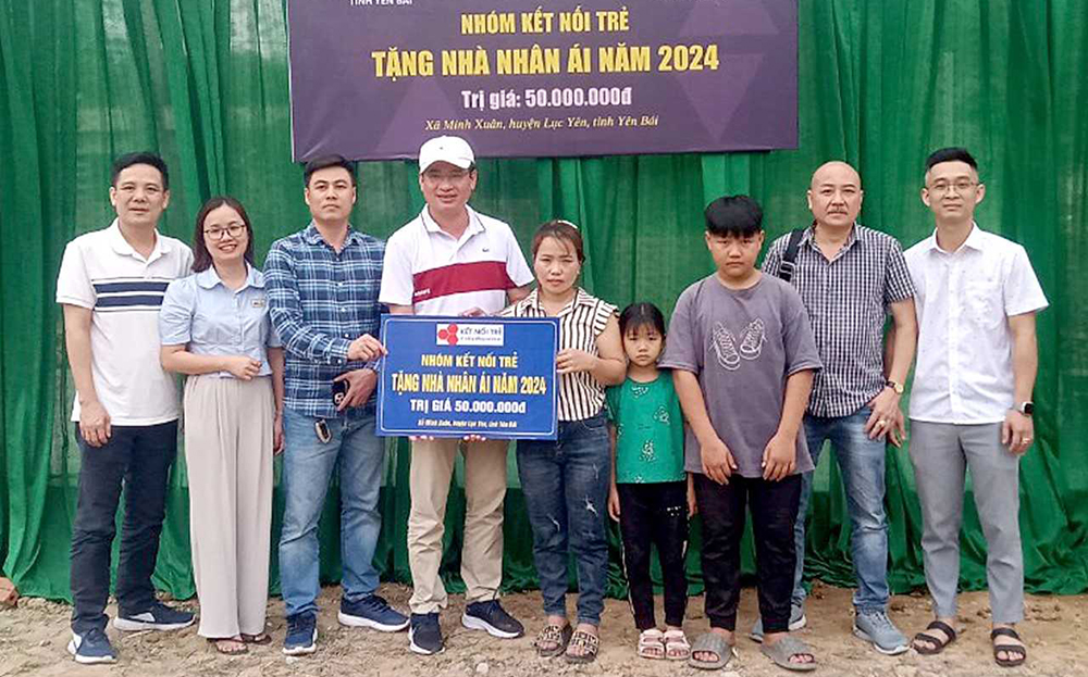 Đại diện Nhóm Kết nối trẻ trao tiền hỗ trợ xây dựng Nhà nhân ái cho hộ gia đình anh Nguyễn Quang Vừa.