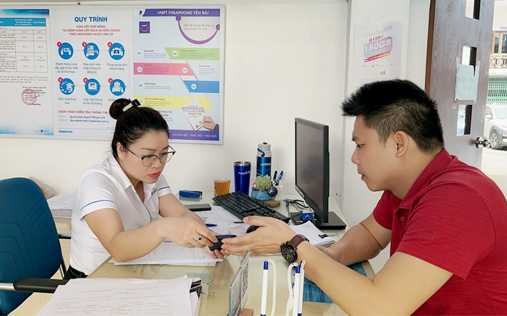 Giao dịch viên của VNPT Yên Bái thực hiện chuẩn hóa thông tin cho khách hàng tại điểm giao dịch Km5, phường Đồng Tâm, thành phố Yên Bái.
