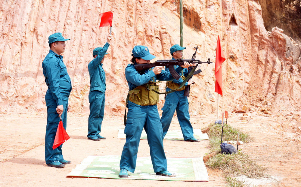 Lực lượng dân quân xã Hưng Khánh, huyện Trấn Yên kiểm tra bắn súng tiểu liên AK. 
