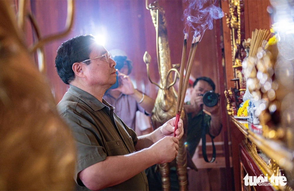 Thủ tướng Phạm Minh Chính thắp hương tưởng niệm Đại tướng Võ Nguyên Giáp tại di tích Sở chỉ huy chiến dịch Điện Biên Phủ ở Mường Phăng