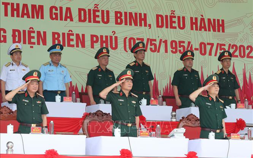 Thượng tướng Nguyễn Tân Cương - Tổng Tham mưu trưởng, Thứ trưởng Bộ Quốc phòng chủ trì buổi tổng duyệt.