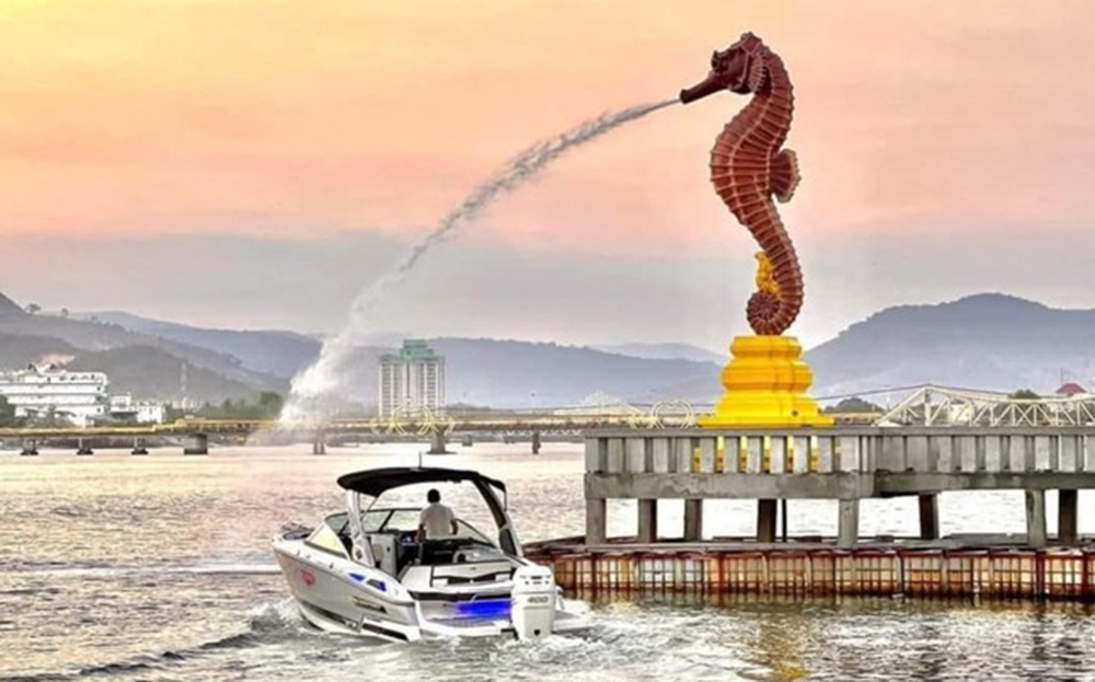 Bức tượng cá ngựa phun nước tại Campuchia.