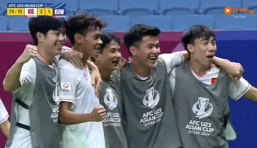 Vĩ Hào chia sẻ niềm vui cùng đồng đội ngoài sân sau khi nâng tỉ số trận đấu lên 3-1 nghiêng về đội Việt Nam