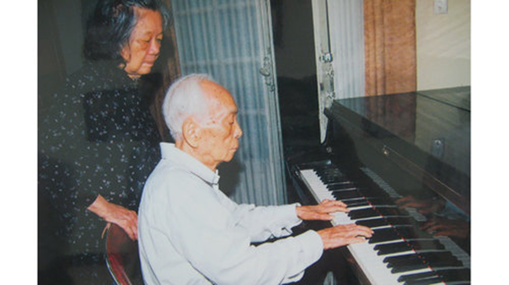 Tác phẩm Đại tướng chơi piano bên người vợ yêu quý. (Ảnh TTO)

