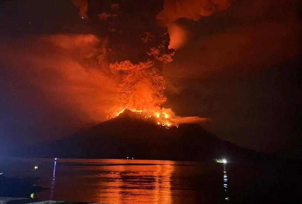 Núi lửa Ruang phun trào dữ dội
