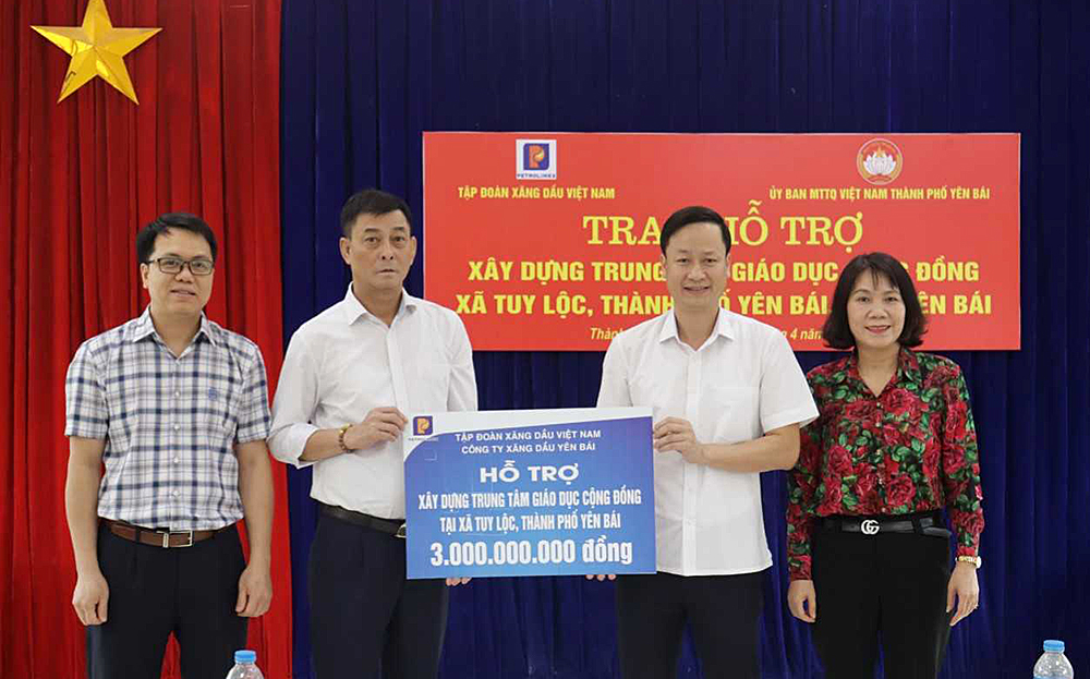 Đại diện Tập đoàn xăng dầu Việt Nam trao kinh phí hỗ trợ.