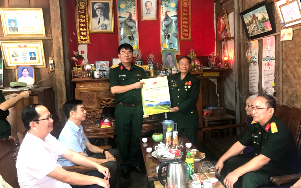 Đồng chí Trần Công Ứng - Ủy viên Ban Thường vụ Tỉnh ủy, Chỉ huy trưởng Bộ CHQS tỉnh thăm và tặng quà cho chiến sỹ Điện Biên Nguyễn Văn Thao.
