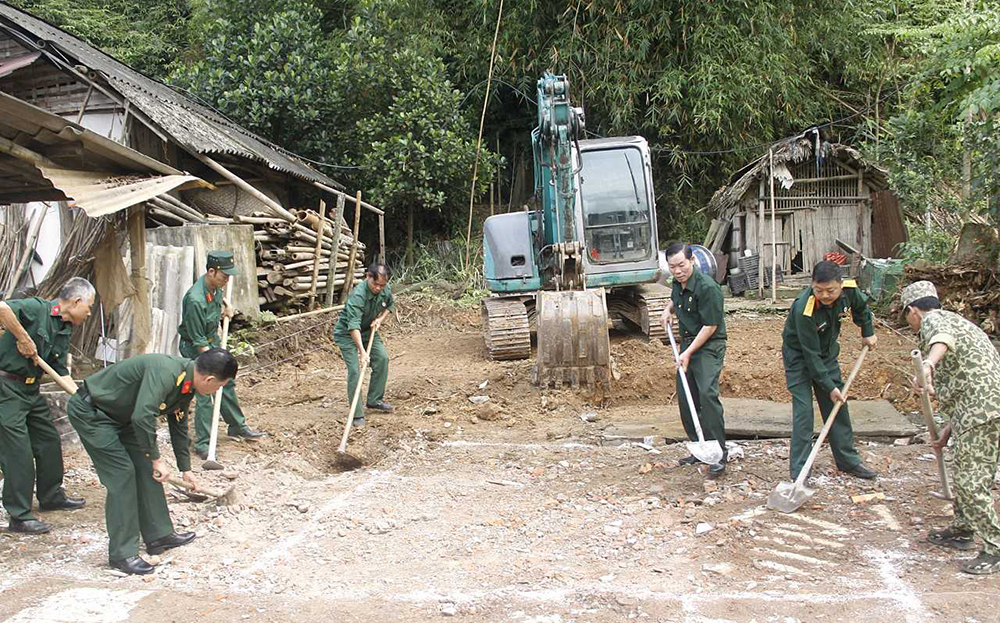 Các đồng đội của CCB Nguyễn Văn Chiến tham ra Lễ động thổ xây dựng nhà.