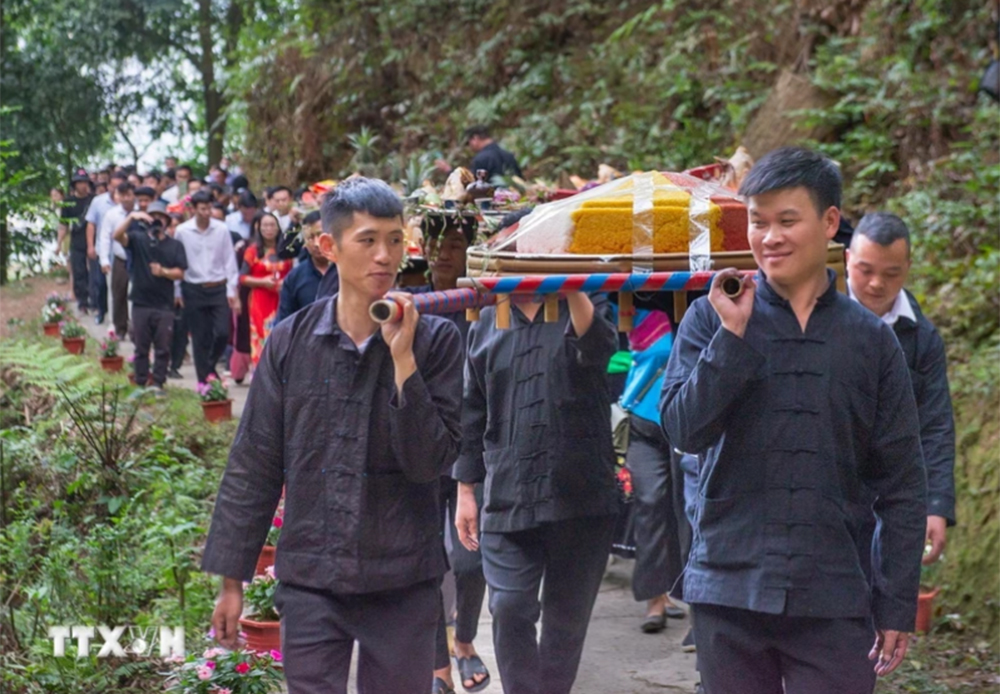 Người dân địa phương thực hiện nghi thức dâng hương miếu Ông, miếu Bà trong Lễ hội Chợ Phong lưu Khâu Vai năm 2023