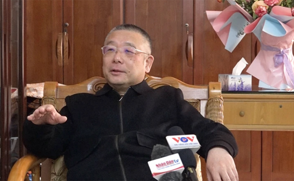 Ông Vi Tiêu Nghị trả lời phỏng vấn của phóng viên Báo Nhân Dân.