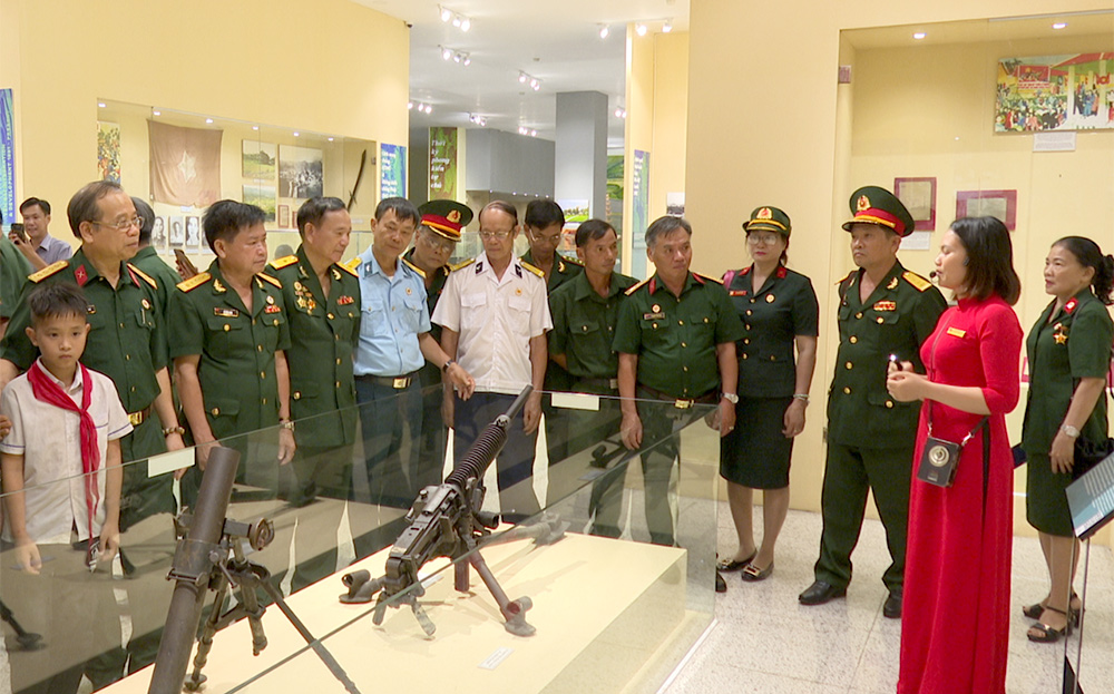 Đoàn công tác Hội CCB tỉnh Ninh Thuận tham quan gian trưng bày hiện vật lịch sử giải đoạn 1954 - 1975 tại Bảo tàng tỉnh Yên Bái.