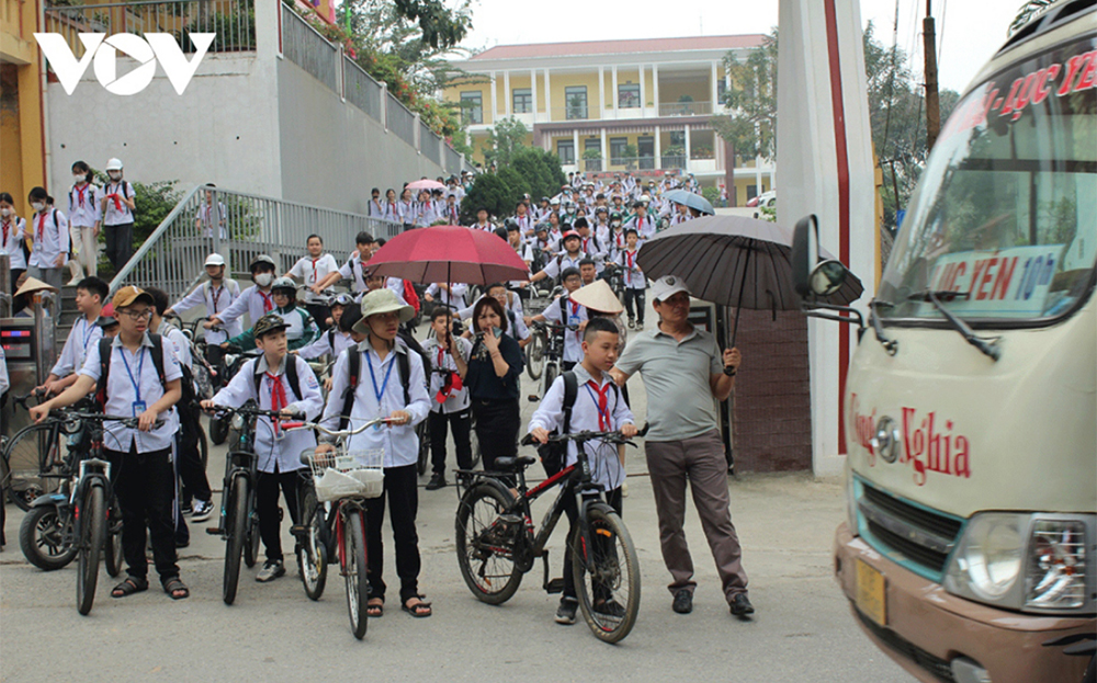 Hàng ngày, các thành viên Tổ tự quản về ATGT Trường THCS Quang Trung đã phân công nhau điều tiết, đưa học sinh sang đường theo hướng đi bên phải