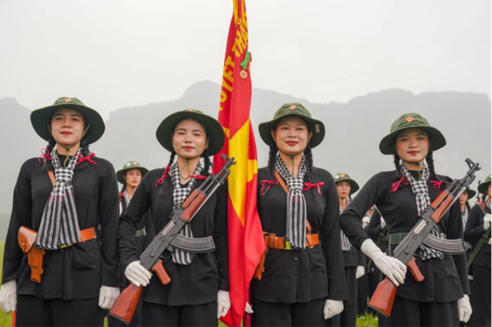 Nữ du kích miền Nam tại cuộc hợp luyện đội hình diễu binh, diễu hành kỷ niệm 70 năm Chiến thắng Điện Biên Phủ.
