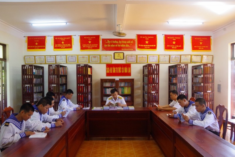 Cán bộ, chiến sĩ đảo Trường Sa hưởng ứng Ngày sách và văn hóa đọc Việt Nam.