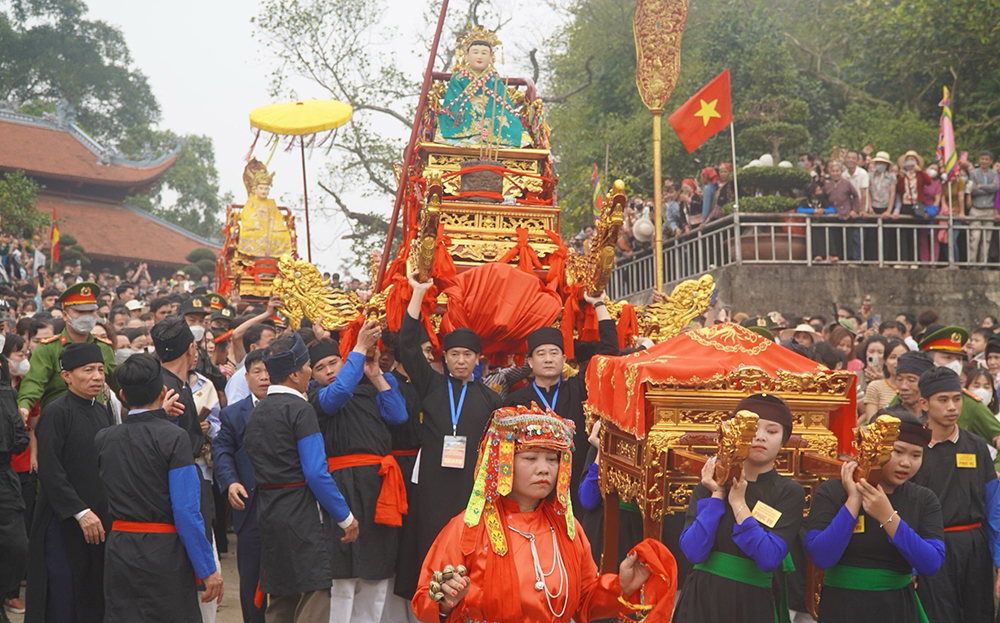 Lễ rước Mẫu sang sông trong Lễ hội đền Đông Cuông, huyện Văn Yên.