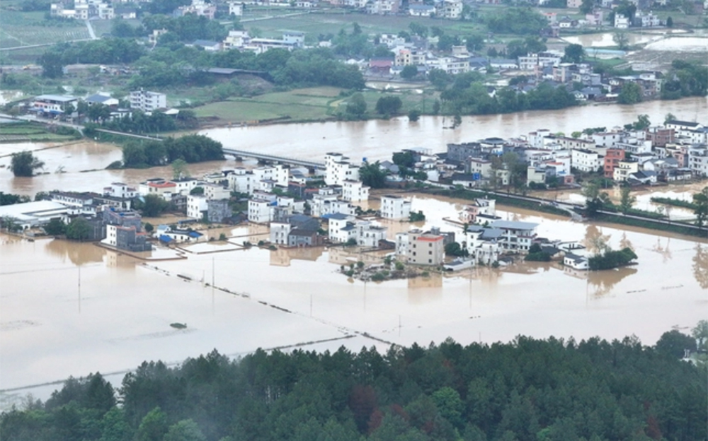 Nước sông dâng cao do mưa lớn liên tục gây ngập lụt ở thành phố Thanh Viễn, tỉnh Quảng Đông, miền Nam Trung Quốc, ngày 21/4/2024.