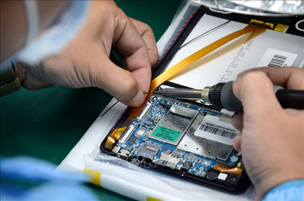 Sản xuất máy tính bảng “Made in Đà Nẵng” có tỉ lệ nội địa hóa gần 60% tại nhà máy Trung Nam EMS (khu Công nghệ Thông tin tập trung thành phố Đà Nẵng). Ảnh (tư liệu)