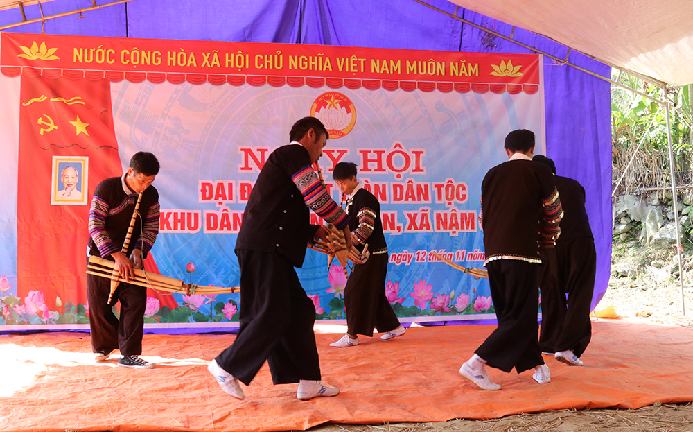 Đội văn nghệ xung kích bản Tu San, xã Nậm Có biểu diễn tiết mục múa khèn Mông trong Ngày hội Đại đoàn kết dân tộc.
