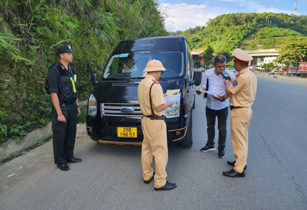 Lực lượng chức năng kiểm tra hoạt động của 1 xe hợp đồng limousine chở khách